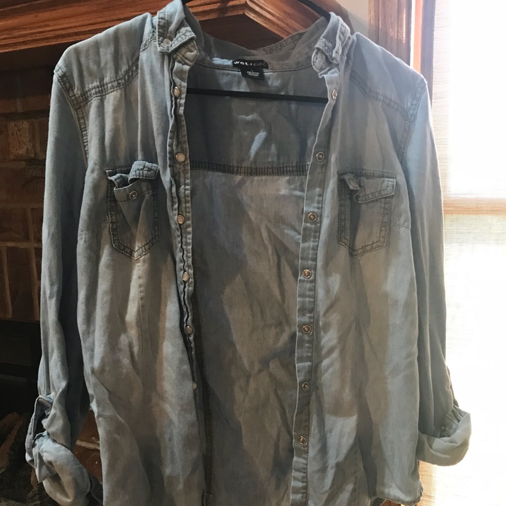 Women’s chambray shirt. Size large.